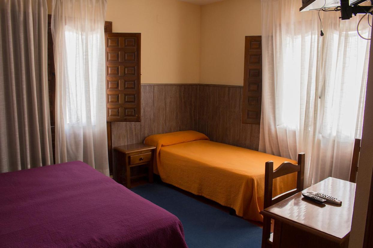 Hostal Del Tajo 페랄레호스 데 라스 트루차스 외부 사진