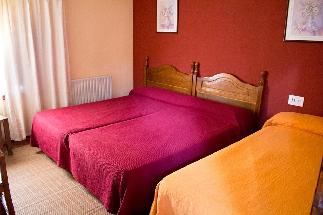 Hostal Del Tajo 페랄레호스 데 라스 트루차스 외부 사진